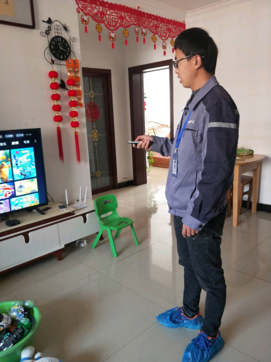 智慧家庭工程师为用户调试设备