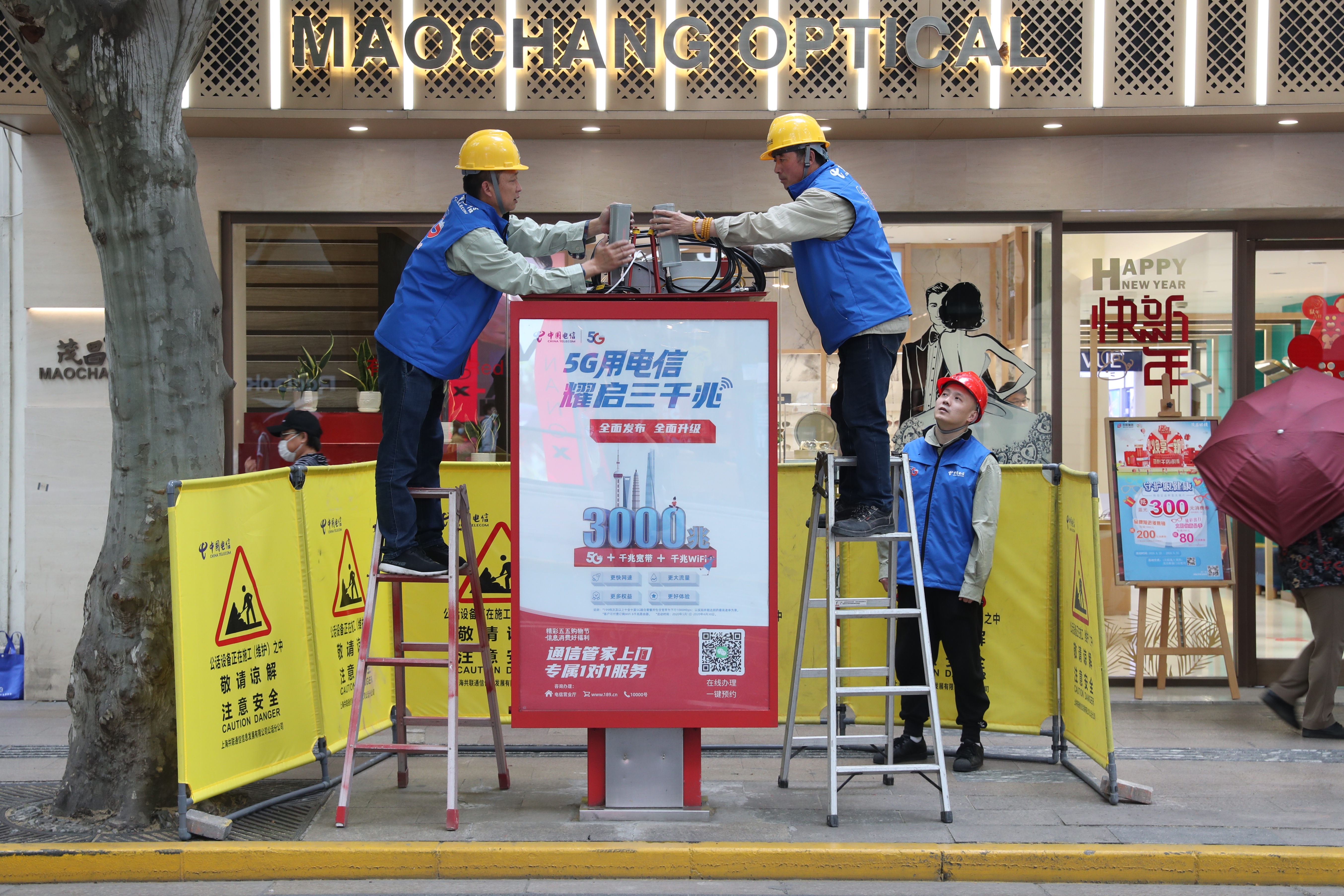 上海电信根据各区域5G覆盖情况,将位于人流密集区域的百余座电话亭改造升级,有效弥补了5G室外宏站覆盖的薄弱地区,实现热点区域5G信号无缝覆盖,在全国属于首创。