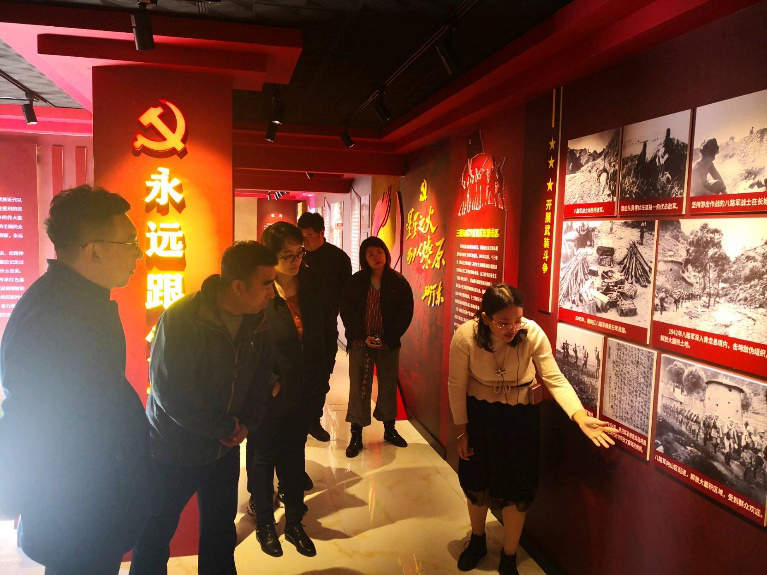 重温抗战史 共创新生活：中国电信秦皇岛分公司组织开展老党员慰问行动