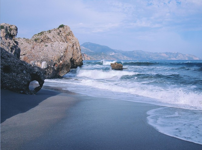 号码通常是由11位数字组成，当有规律的排列，顺口或有多个重复排列，组合循环等最受欢迎，称之为靓号。还包括吉利数字习俗，有意义的出现和次数也可称之为靓号。
