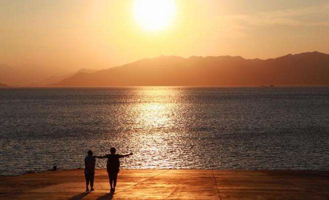 如果女性的手机尾号是988、899、895、985、17、711等,口才很好,非常能说,在家庭相处中经常因为小事吵架,而且爱面子,不管对错,绝不让步,一定要占上