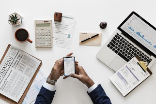 手机号码 手机在手,说走就走。如今的手机已经不是一个简单的通信工具了,而是我们生活中必不可少的“万能钥匙”。无论是银行卡,还是支付宝、微信等都需要绑定个人手机号。有人说,手机号用的时间越久越值钱,真的是这样吗?