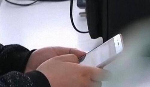 朋友圈买号.jpg 最近,家住内蒙古宁城县的马先生因为轻信微信朋友圈信息而上当受骗。马先生无意间发现一个能办手机靓号的微信号,于是,马先生就联系对方办理相关手续,但是,第二天他就发现自己被骗了。